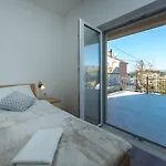 Rilovic, And Sea View Apartman