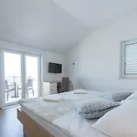 Rilovic, And Sea View Apartman *